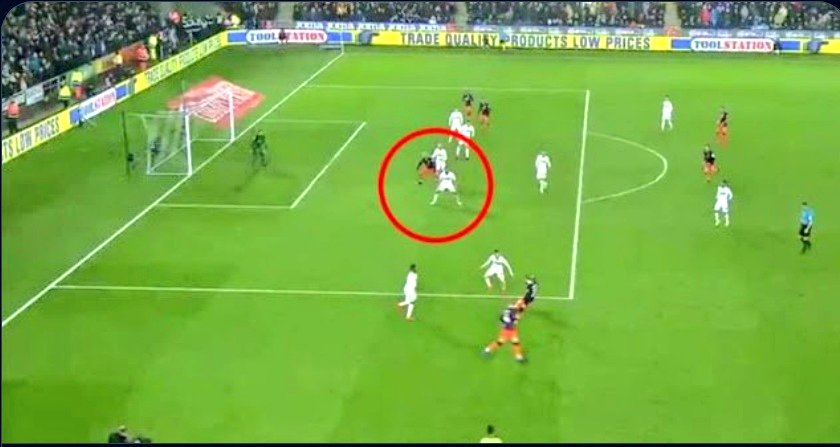 StopdeVAR's tweet image. Dit hieronder geeft het hedendaagse voetbal weer. Alles onder een vergrootglas, op alle slakken zout, elke situatie is een ding, het word er serieus niet leuker op, de sport veranderd in negatieve zin! #VAR #stopdevar ⚽️