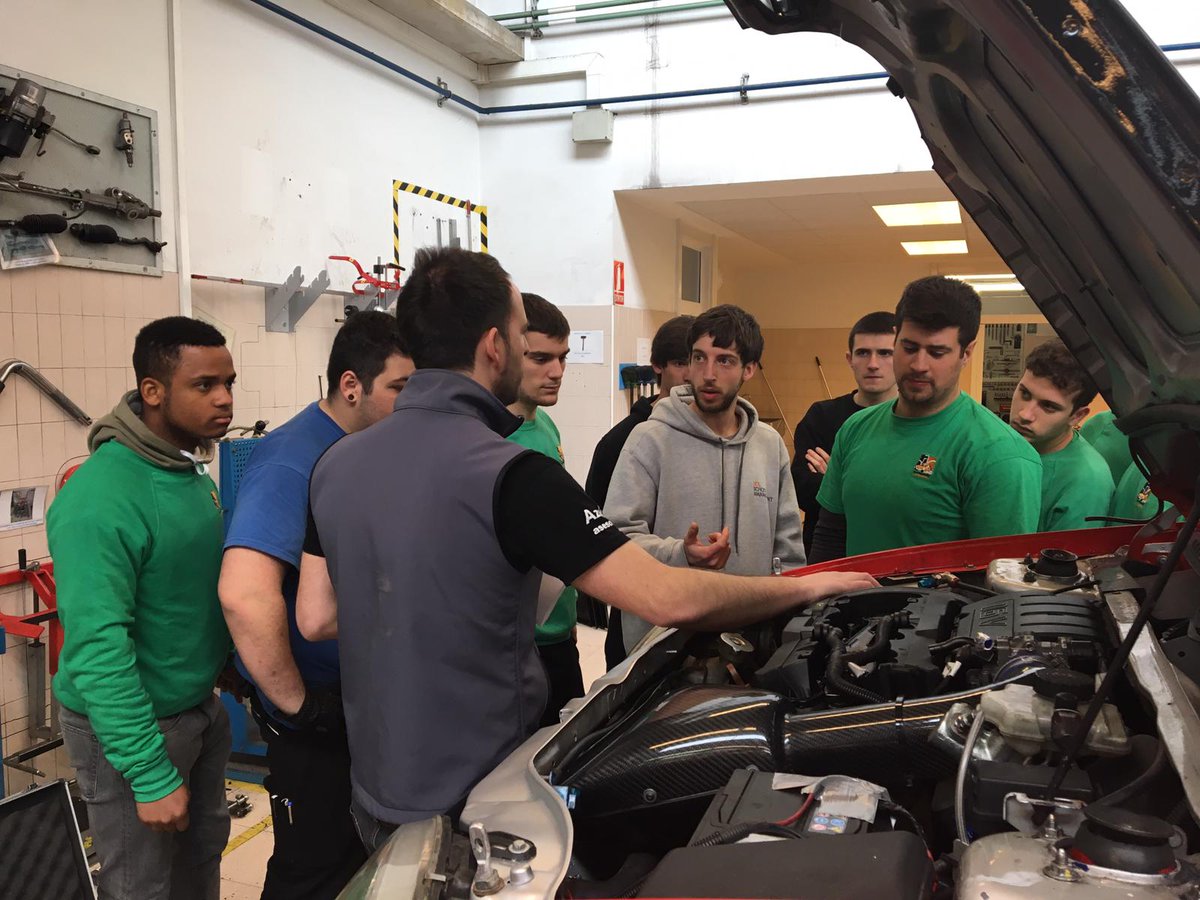 Automozioa_db's tweet photo. Dia 3 curso setup #DBK con @Automozioa_db en @FPdbosco #citroensaxo @Serafovideos #donboscokonpetizioa #reglajes #aiertzaautoak #hoyesdomingo #reglajes #igandea @Nicosagarzazu @jarevalo_FP @jorge_dcv #copamini #egkmotorsport preparando mecanicos para carreras. https://t.co/FNgjWT4Xet