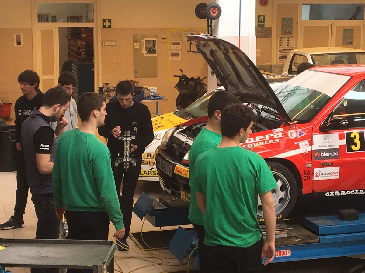 Automozioa_db's tweet photo. Dia 3 curso setup #DBK con @Automozioa_db en @FPdbosco #citroensaxo @Serafovideos #donboscokonpetizioa #reglajes #aiertzaautoak #hoyesdomingo #reglajes #igandea @Nicosagarzazu @jarevalo_FP @jorge_dcv #copamini #egkmotorsport preparando mecanicos para carreras. https://t.co/FNgjWT4Xet