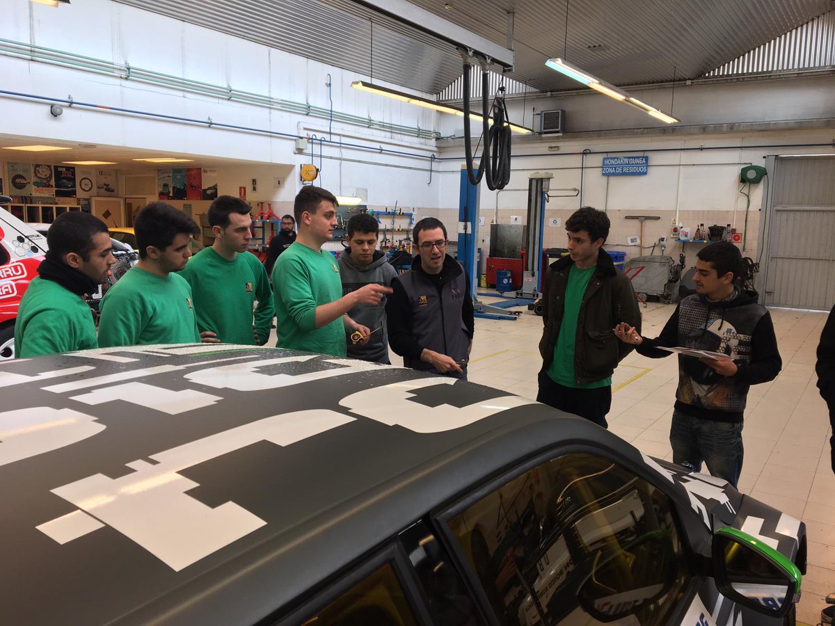 Automozioa_db's tweet photo. Dia 3 curso setup #DBK con @Automozioa_db en @FPdbosco #citroensaxo @Serafovideos #donboscokonpetizioa #reglajes #aiertzaautoak #hoyesdomingo #reglajes #igandea @Nicosagarzazu @jarevalo_FP @jorge_dcv #copamini #egkmotorsport preparando mecanicos para carreras. https://t.co/FNgjWT4Xet