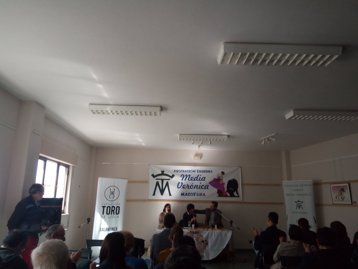 UnitauroS's tweet photo. Apunto de comenzar en Macotera el XI Coloquio Fundación del Toro de Lidia con @bmontejo1 y @ChapuApaolaza y @UnitauroS está presente!!
#RACTU https://t.co/x38KsADXLx