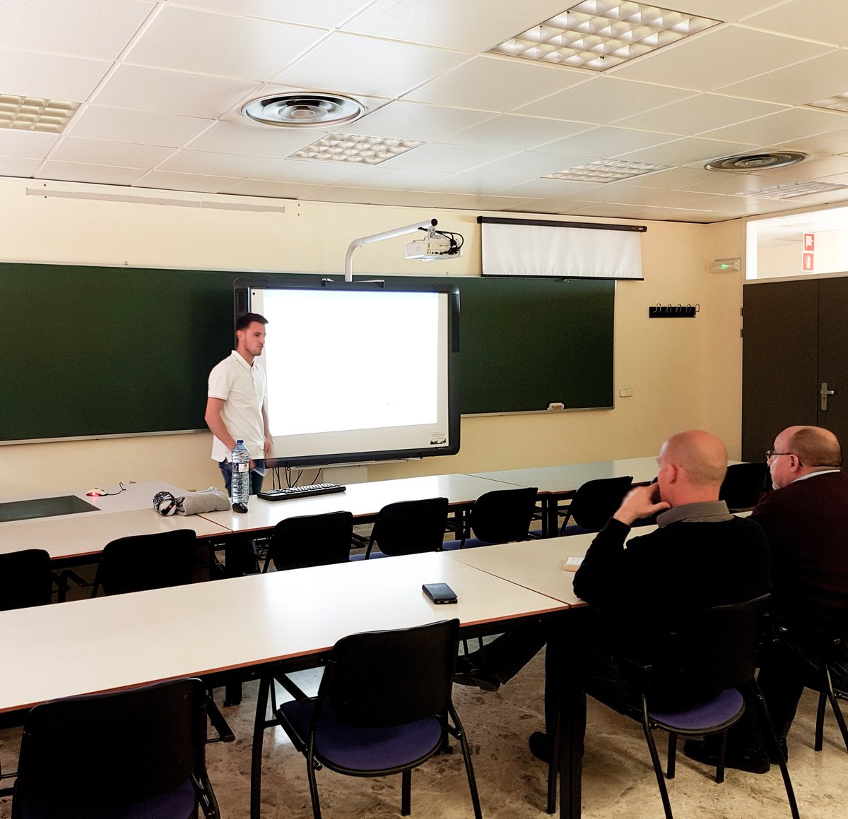 Le damos la enhorabuena a Miquel por la defensa de su TFM titulado "Importància de l'ús de l'aigua regenerada per al manteniment del cabal ecològic al riu Vinalopó" 👏🏻
#agua #investigacion #universidad #master #valencia