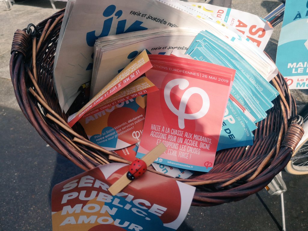 FIParis10e's tweet photo. Distribution du dimanche pour mener @ManonAubryFr et la liste insoumise au Parlement Européen ! ✊ #PlaceAuPeuple https://t.co/oNUH1BRZ1R