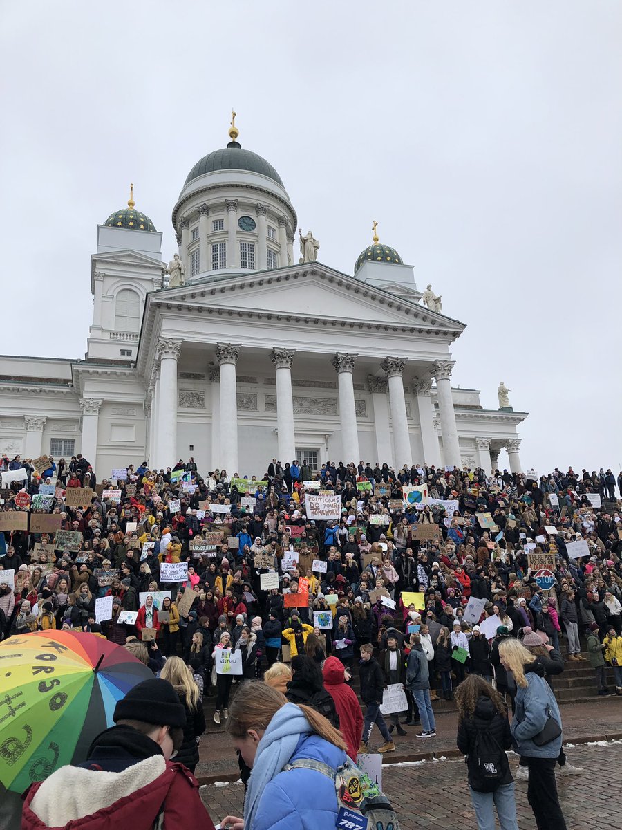Perjantaina oltiin kahden lapsen kaa marssilla. Esikoinen ei saanut koulusta lupaa lähteä- ja kuuliaisena miehen alkuna- ei myskään lähteny.
#rebel #ClimateStrike #Helsinki
