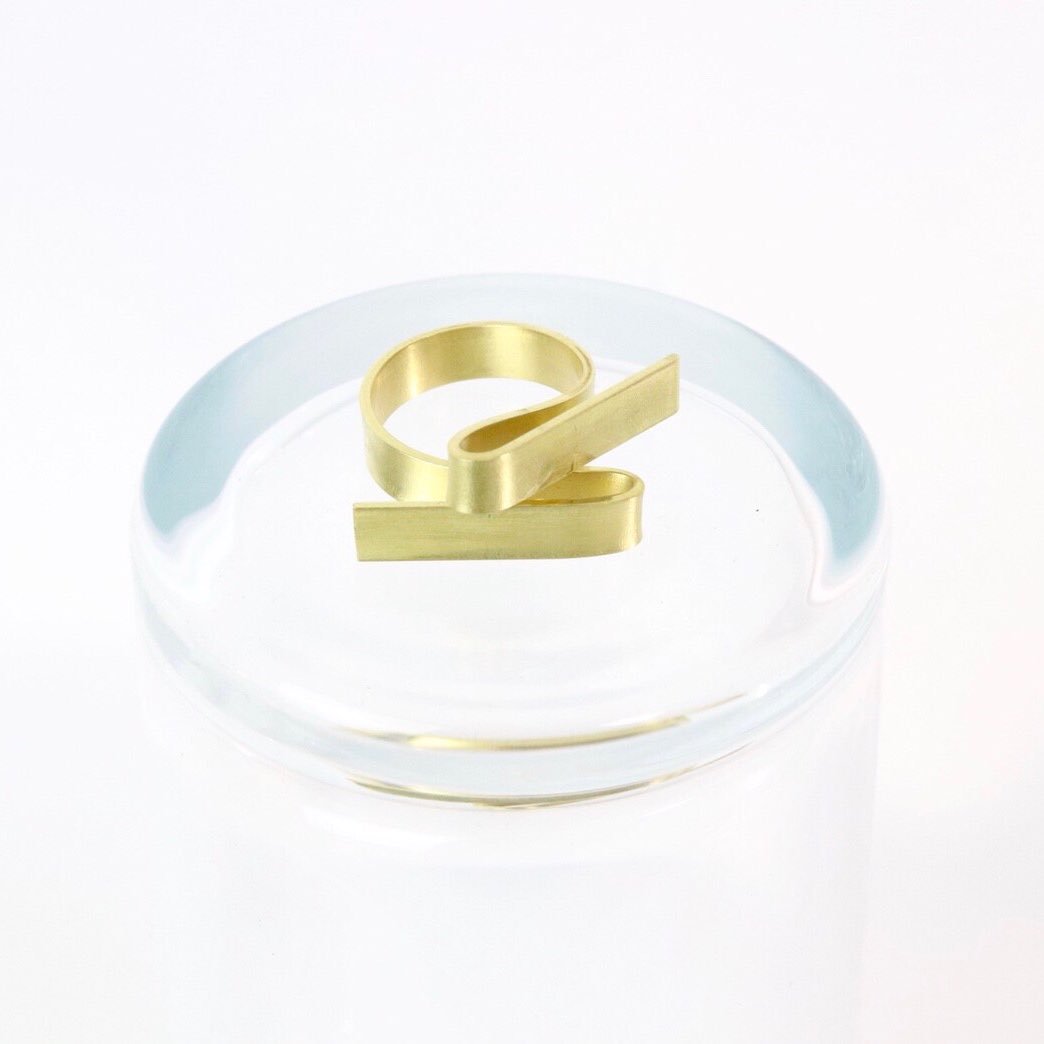 iot_tokyo's tweet photo. en-b ring03
幅の広い真鍮を贅沢に使用し、指の上に立体的に横たわるデザインは角度によって様々な表情を見せ、自身の個性を表す一つに。

¥5,000(＋tax) https://t.co/vlo4HnkWbX