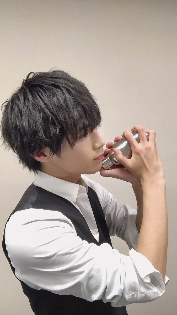 s_410yuya's tweet photo. バーテンダーになってみた🥺
なりきれてるかな🤔 https://t.co/gjTDwPlt12