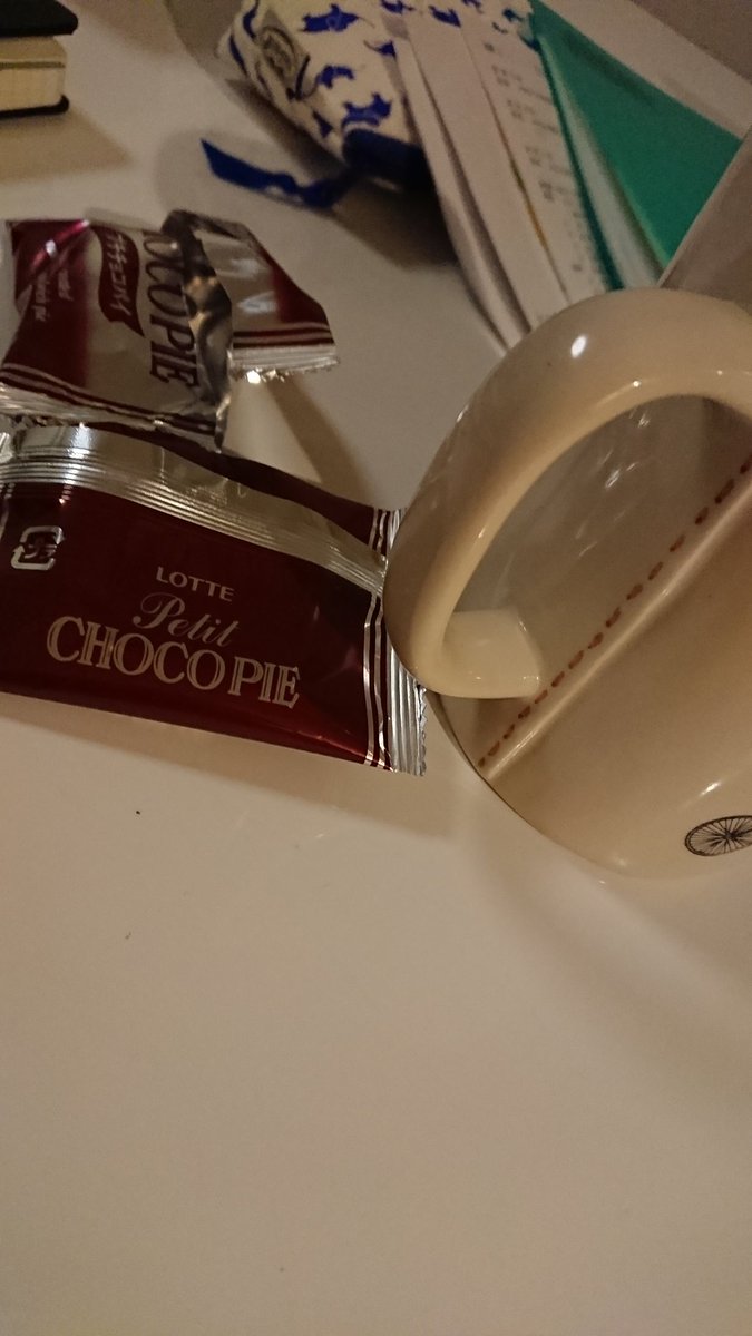 nyagemitsu's tweet photo. hmm I dont think I can wake up at 4 tomorrow (besides my brain refuse to think hard to understand the hypothesis testing part in the early morning), so decided to fuel up with some chocolate and do some studying.
#momslife #yukastodolist https://t.co/olmjqVJiwm