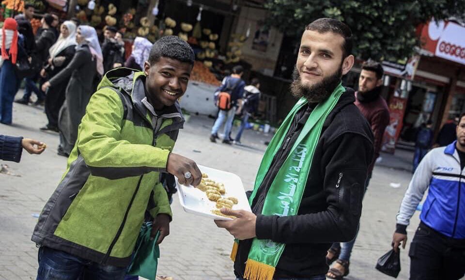 JeremBenhaim's tweet photo. Ce matin, un israélien a été tué par un terroriste palestinien lors d’une fusillade en Judée-Samarie. Et comme d’habitude, des bonbons et des gâteaux ont été distribués dans les rues de Gaza afin de "célébrer" cet attentat. C’est difficile d’être plus inhumain que ces gens-là. https://t.co/z2cP8uRtDd