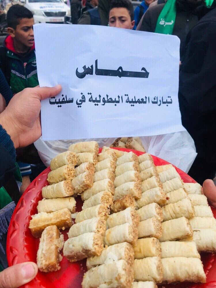JeremBenhaim's tweet photo. Ce matin, un israélien a été tué par un terroriste palestinien lors d’une fusillade en Judée-Samarie. Et comme d’habitude, des bonbons et des gâteaux ont été distribués dans les rues de Gaza afin de "célébrer" cet attentat. C’est difficile d’être plus inhumain que ces gens-là. https://t.co/z2cP8uRtDd