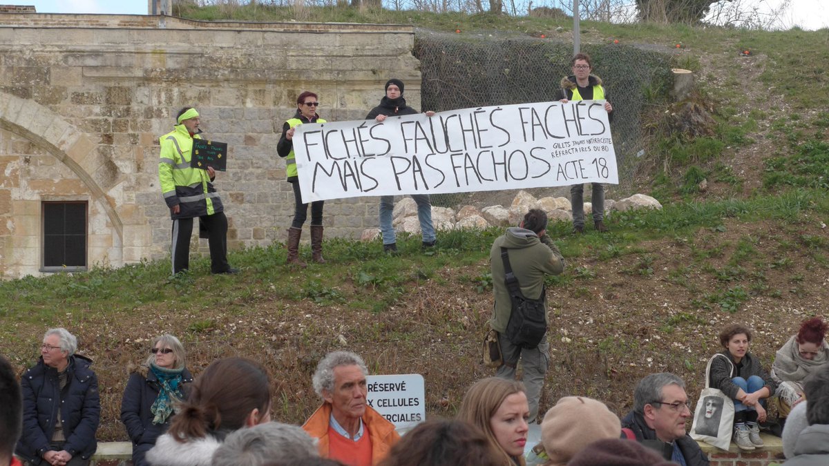 CMaisse's tweet image. les #GiletsJaunes participaient à la #manif pour sauver le #climat à #Amiens #ActesXVIII