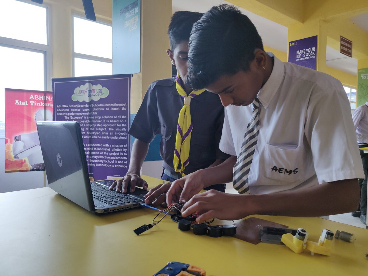 abhinav_atl's tweet image. अभिनव स्कूल के विद्यार्थीओ ने #arduinoday  में पार्टिसिपेट किया और #smartdustbin,#bluthoothcar ,#wifiswitch ,#ultrasonicradar इत्यादि बनाया| अभिनव के टेक्निकल मैनेजर क्रुणाल जी  ने भविष्य में #Arduino से बदलाव और #opensourcetechnology के बारे में बताया |
@AIMtoInnovate
@arduino