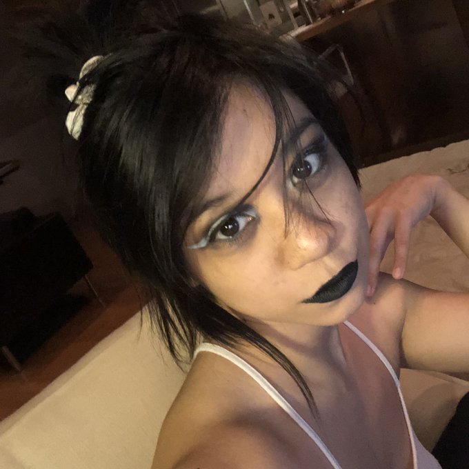 When you accidentally do a GFE on cam and become everyone’s online goth girlfriend https://t.co/UdJs