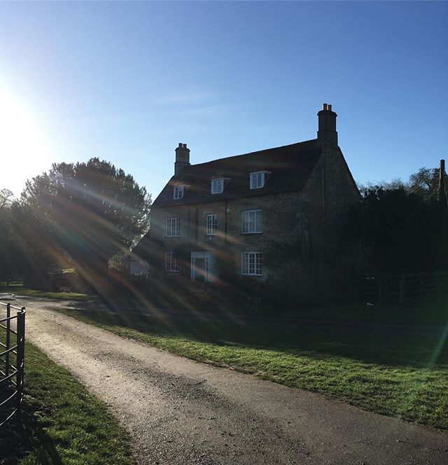 The sun is shining and the wind has (mostly) stopped. A great start to a Sunday ☀️🥂 #catesbys #loveofcountryhouses #oldrectory #georgianhouse #countryhouse #countryhousestyle #countryhouses #mycountryhome #countryhomes #sundayfunday #bluesky #village… ift.tt/2Tb94S7