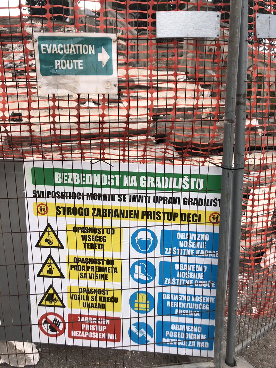 RodoljubSabic's tweet photo. "Veliko stepenište"!
I ono bez zakonom predviđene table -  ko, do kada i šta radi. Samo tabla sa "pravilima" i nalogom - "svi posetioci moraju se javiti upravi gradilišta"!
Kako i gde, to ne piše, uzalud jaka želja da se "javim upravi". https://t.co/2E5JYiJM8M