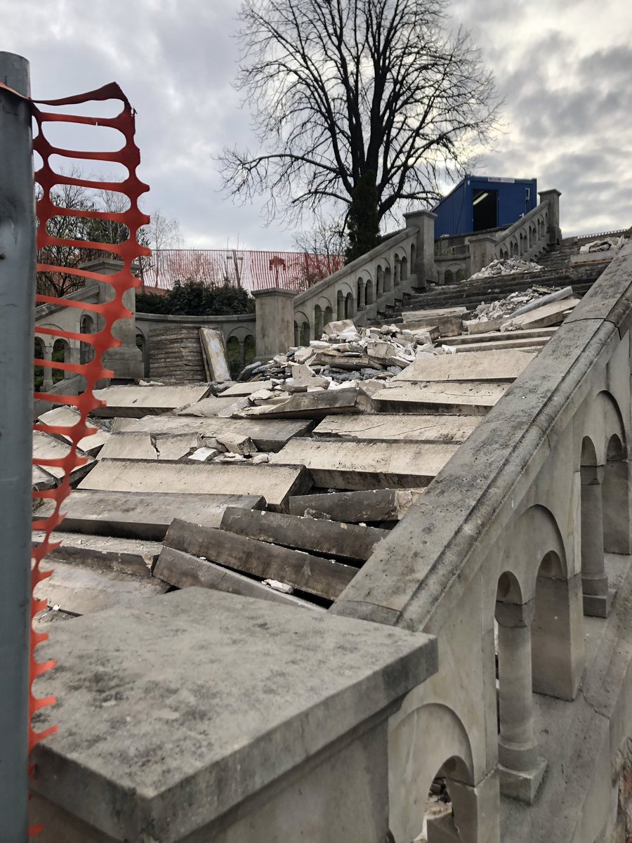 RodoljubSabic's tweet photo. "Veliko stepenište"!
I ono bez zakonom predviđene table -  ko, do kada i šta radi. Samo tabla sa "pravilima" i nalogom - "svi posetioci moraju se javiti upravi gradilišta"!
Kako i gde, to ne piše, uzalud jaka želja da se "javim upravi". https://t.co/2E5JYiJM8M