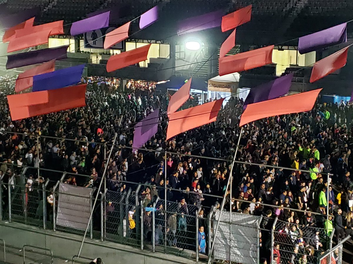 Rios de gente a la salida del primer dia del vive