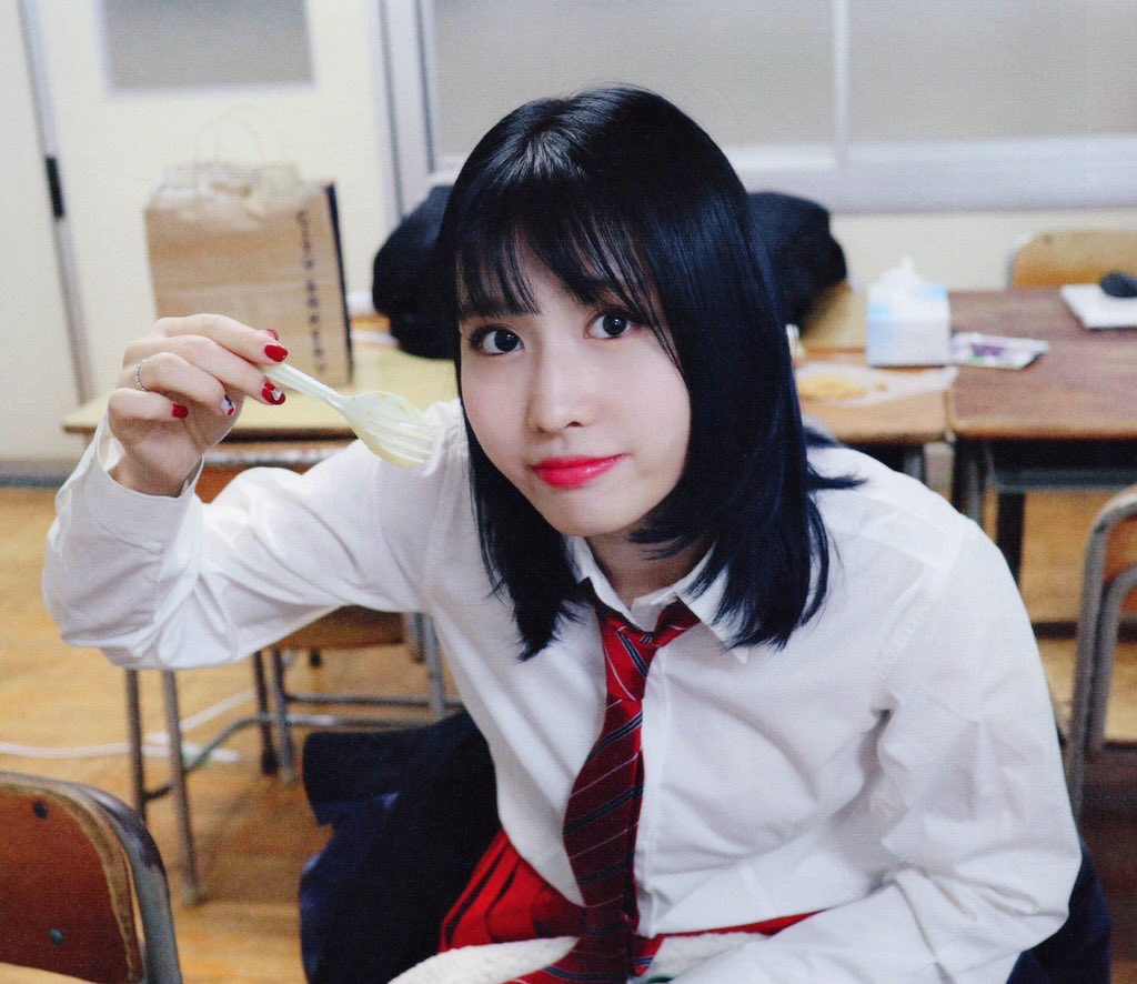 idols with fovea inferior anguli oris (mouth corner ...