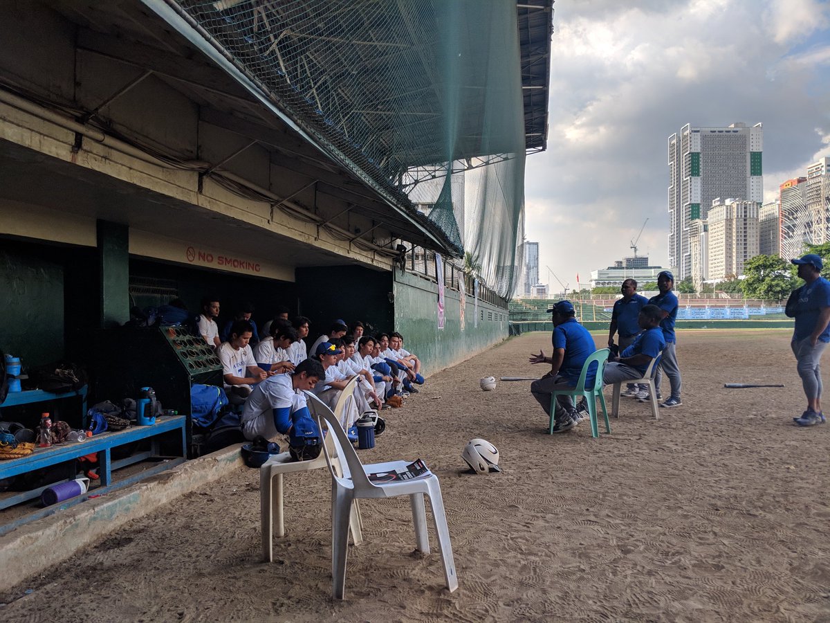 Alec_TheGUIDON's tweet image. [FINAL]

ADMU 5 DLSU 16

The Blue Eagles falter to the Green Archers via mercy rule after an unsuccessful attempt at coming back from a 6-0 lead at the second inning. Unable to shut down DLSU, Ateneo allows 5 points for both 5th and 7th innings to end the match before the 9th.