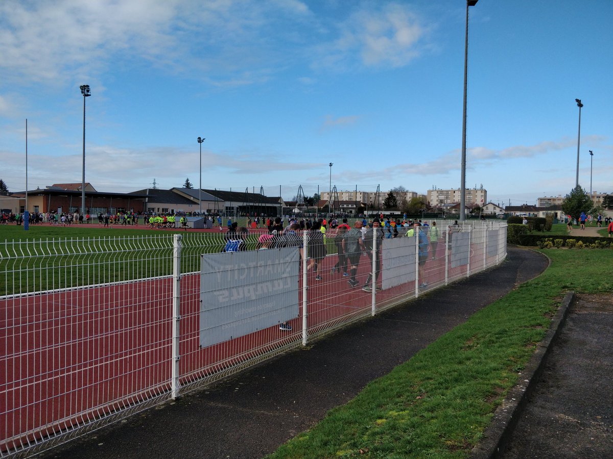 esiber's tweet photo. Semi-marathon de Rambouillet, plus de monde que d'habitude. J'ai longtemps hésité et je pars avec les Vivobarefoot #running #liverunning https://t.co/BvVsXCTnOg