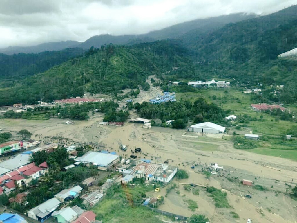PrayForSentani's tweet photo. Ka. Jayapura berada persis dibawah kaki gunung cycloop yg merupakan cagar alam nasional, bencana ini merupakan yg terparah sejak 2007, pd waktu itu bencana alam serupa pernah terjadi #SaveCycloop #PrayForJayapura #prayforsentani https://t.co/xRN6o1y1Wg