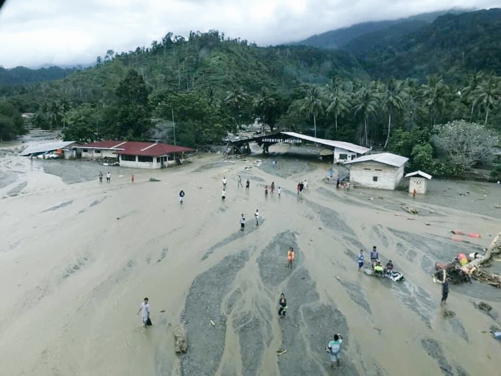 PrayForSentani's tweet photo. Ka. Jayapura berada persis dibawah kaki gunung cycloop yg merupakan cagar alam nasional, bencana ini merupakan yg terparah sejak 2007, pd waktu itu bencana alam serupa pernah terjadi #SaveCycloop #PrayForJayapura #prayforsentani https://t.co/xRN6o1y1Wg