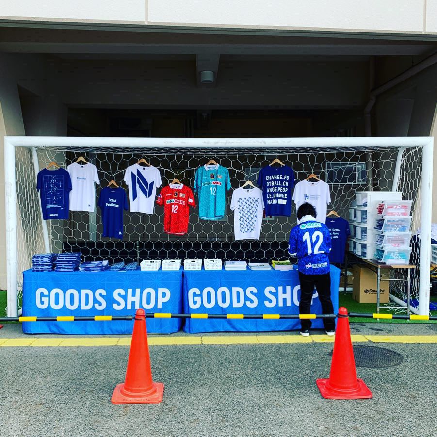 yuyamada_method's tweet photo. 今日は奈良クラブのJFL開幕戦。いやぁ、何とも悔しい結果ではありましたが、1ソシオとして応援を続けながら、奈良クラブのマーチャンダイザーとして、デザイナーの方々と共にCHANGE GOODSを目指していく所存です。

#奈良クラブ #naraclub #changefootball #changepeople #changenara #changegoods https://t.co/N15FJjXTFJ