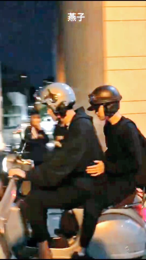 gigysoosoo's tweet photo. Look how sweet chansoo 😘😘
#TwitterBestFandom 
#TeamEXO 
#SoompiAwards 
@weareoneEXO https://t.co/uRoK2kgajT
