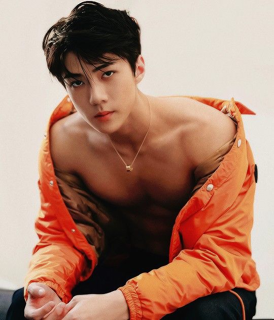 gorjesskate's tweet photo. He's staring! Keep tweeting EXO-Ls😘
#TeamEXO 
#TwitterBestFandom 
#SoompiAwards https://t.co/NyuSubPsc6