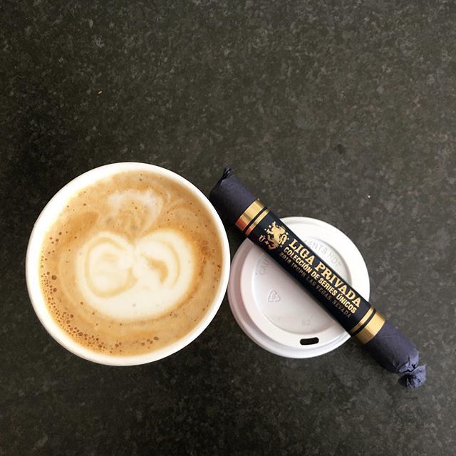 WhiskyWingman's tweet photo. 8am Sunday C+C
@drewestatecigar UF-4 kindly gifted by @steve.johnstone1 to me from a @jonathandrewart signed #ipcpr box - not a bad way to kick off a Sunday at all 👌🏼
.
.
#botl #cigaroftheday #cubancigars #cigar #whiskywingman #howiroll #instalife #showp… https://t.co/WenPaS7ihJ https://t.co/vMk6T3c4C3