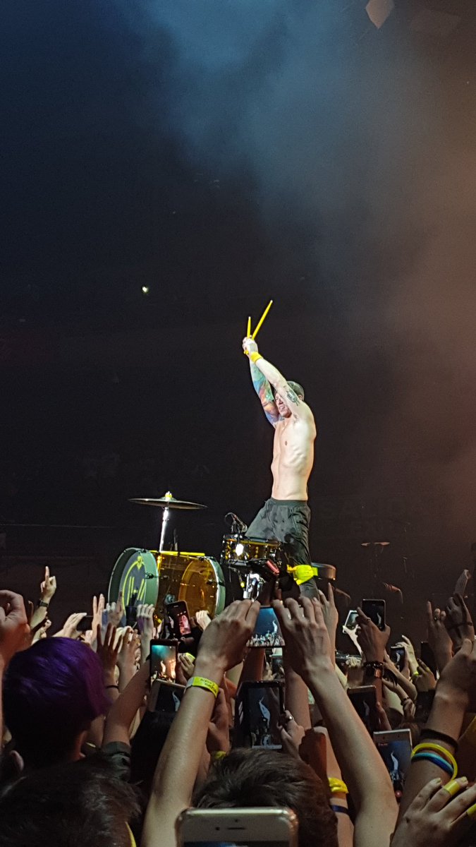 giftields's tweet photo. I'm never gonna live anything as incredible as this concert, just thank you @twentyonepilots . #banditoMadrid https://t.co/pPe710zUQn