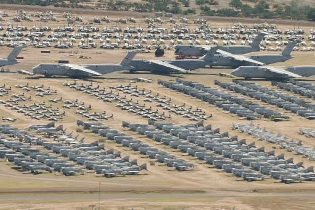 PilotPi20381008's tweet photo. 🤔It's the biggest one. 👉The Davis Monthan Airforce Base👈. Gotta✈️ visit that in my life for sure. Have a look at that. #Aviaton #Nostalgia #AvGeek #PlaneSpotting #Fly #Boneyard https://t.co/kouiAAPRUW
