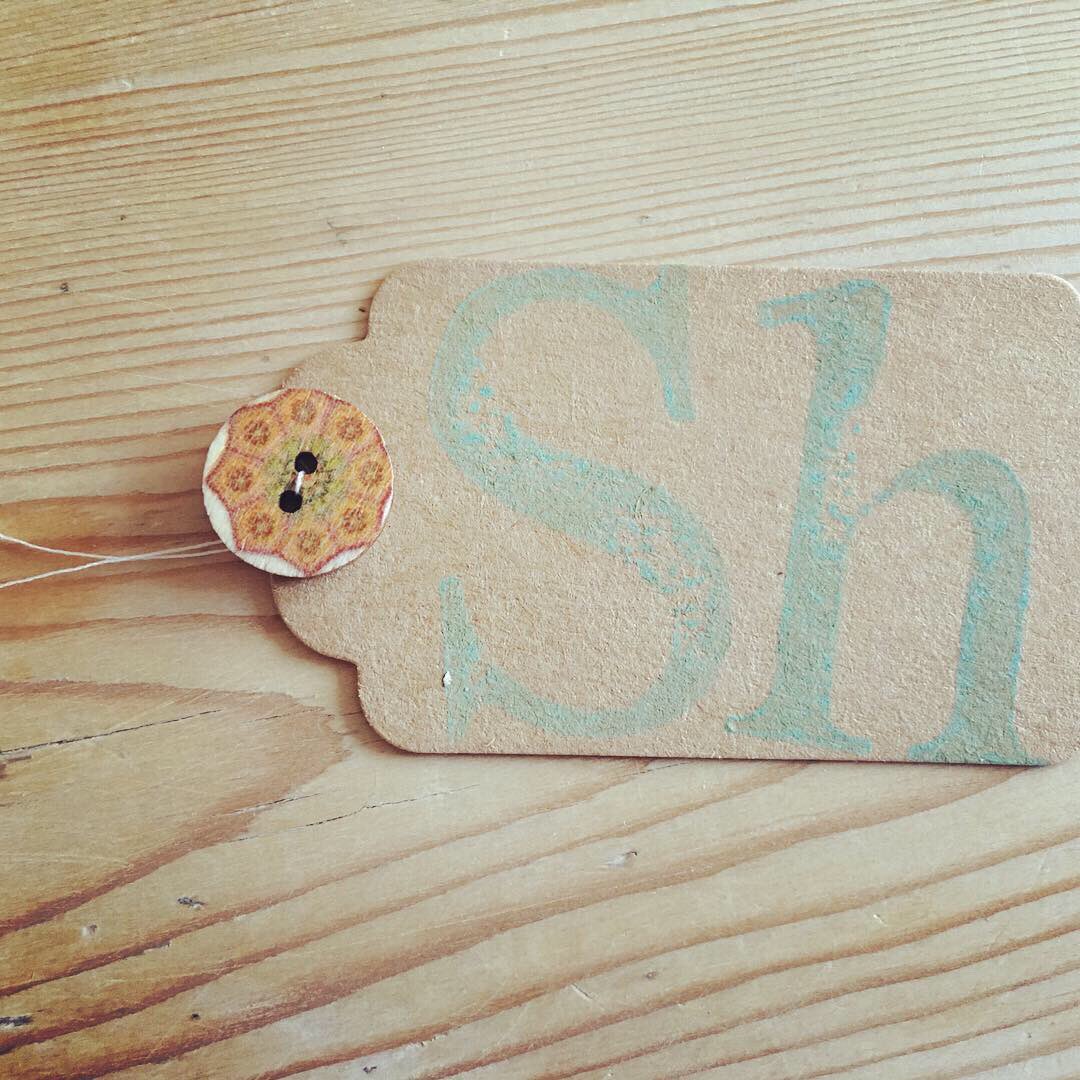 hare_sage's tweet image. Two little birthday packages #prettypackaging #ribbons #sagehare #luggagelabels #handprinted #pinkelephants