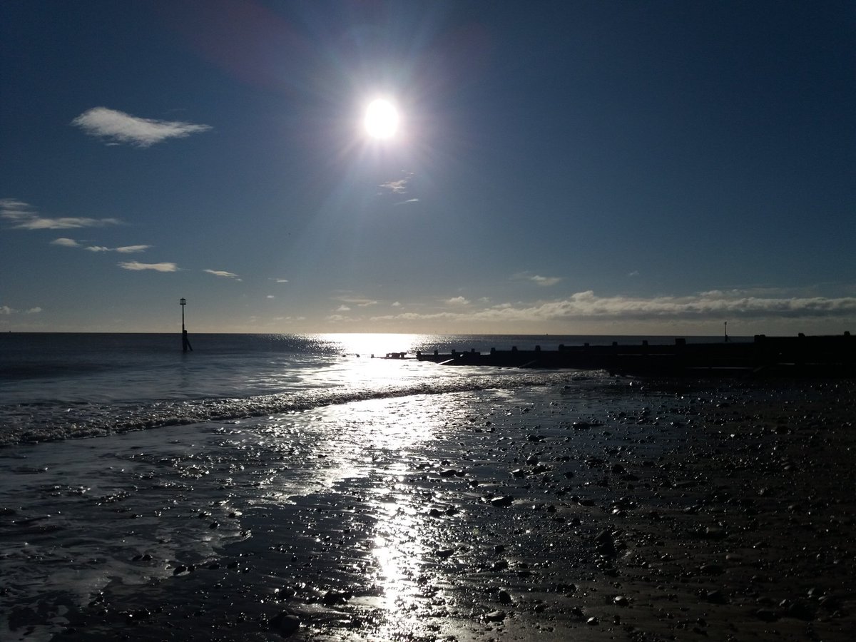 ENGLISHFUTURES's tweet photo. Sunny #SundayMorning for #Hornsea. 9 out of ten on the Jeff Lynne scale. Spring sunshine but winter wind. #ViewYorkshire #BBCEngland #BBCWthrWatchers #PlasticFreeHornsea #MyPlasticPledge https://t.co/PTT0kz1Lc6