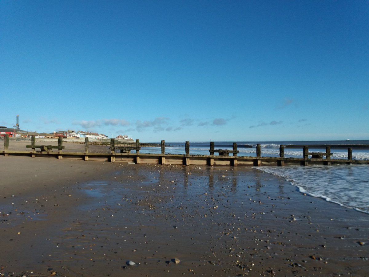 ENGLISHFUTURES's tweet photo. Sunny #SundayMorning for #Hornsea. 9 out of ten on the Jeff Lynne scale. Spring sunshine but winter wind. #ViewYorkshire #BBCEngland #BBCWthrWatchers #PlasticFreeHornsea #MyPlasticPledge https://t.co/PTT0kz1Lc6