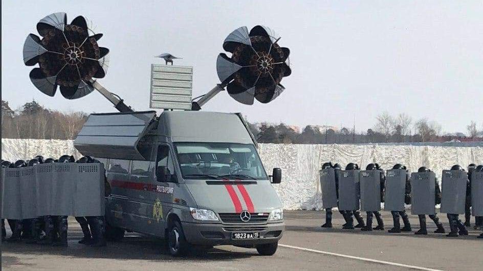 navalny's tweet image. Господи, что это? Пишут, что новая золотовско-путинская машина для разгона демонстраций. Я вчера похожее видел в "Капитане Марвеле", но там это был космический корабль.