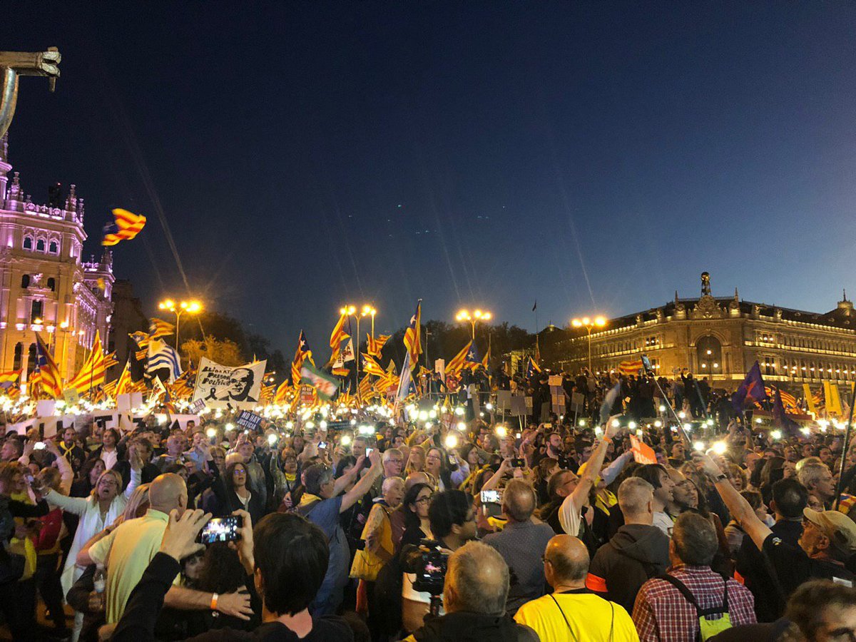 toni_comin's tweet photo. Imatges d'una jornada històrica. Sobren les paraules.
#OmplimMadrid16M #AutodeterminacióNoÉsDelicte
#NoPassaran
#NoSurrender https://t.co/7mt1m7d1Hr