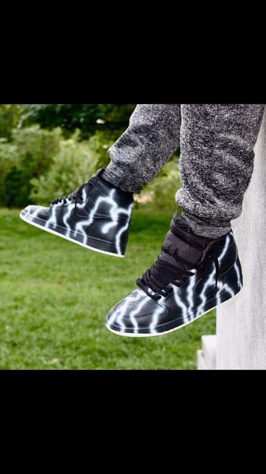 DksCustoms's tweet photo. These Lightening 1 Customs are my personal pair. The custom was done using @AngelusDirect paints and finisher! To get a custom done just DM me 👌🏾

#jordanbrand #nikes #jordan1 #photography #lightning #LightningStrikes #newjersey #NewYork #newyorkcity #art #wearableart #custom https://t.co/kREbSBT06l