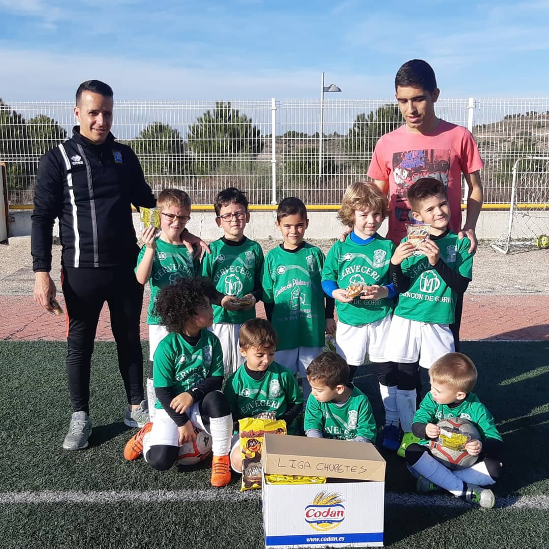 EFA_Futbol's tweet image. Buenos días, aquí os dejamos las fotos de la liga de chupetes del Sábado anterior, en el que la mayoría de equipos posaron junto a nuestros chupetes y con las conchas suministradas por nuestro patrocinador Codan, muchas gracias a todos por ello!!! #EFArganda #Codan
