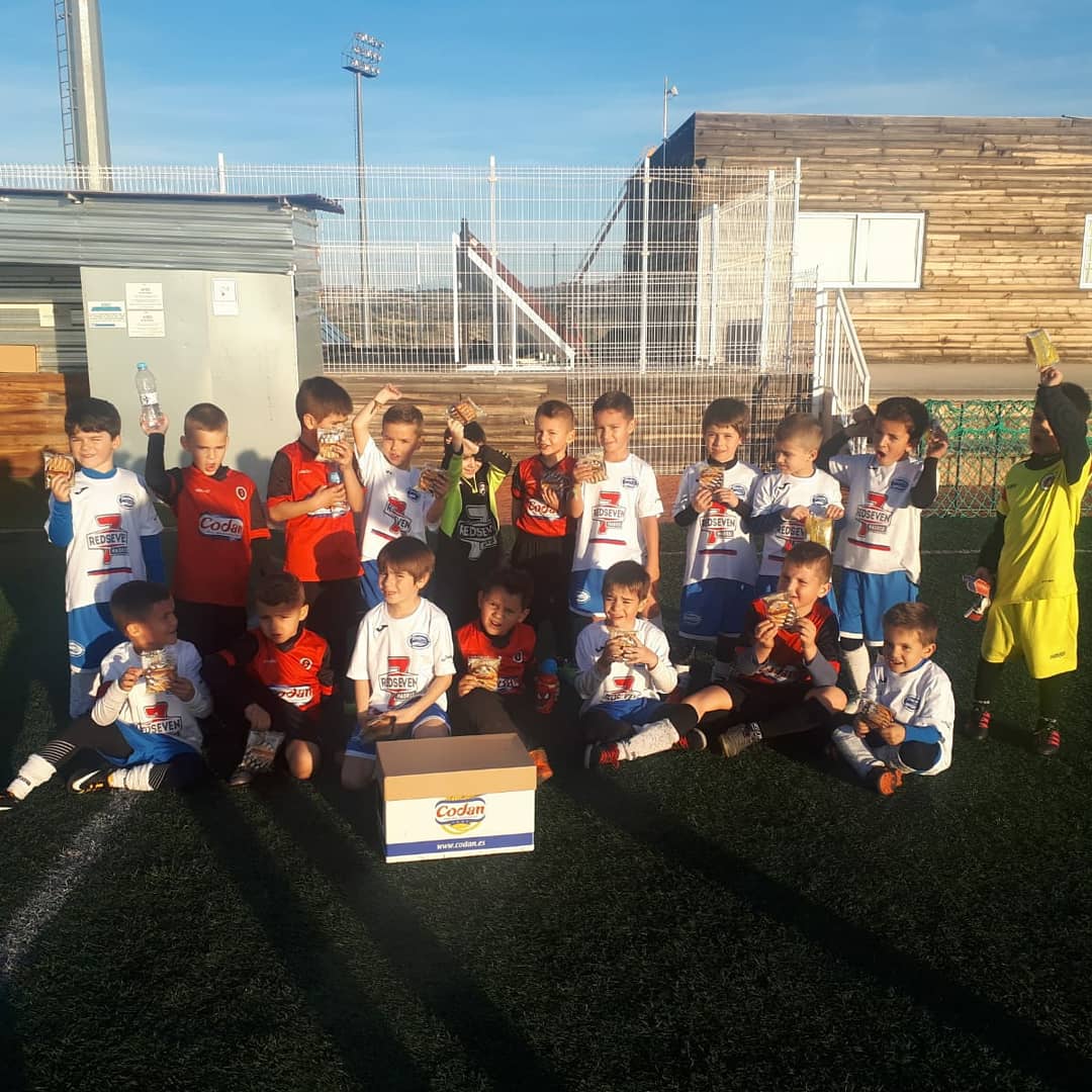 EFA_Futbol's tweet image. Buenos días, aquí os dejamos las fotos de la liga de chupetes del Sábado anterior, en el que la mayoría de equipos posaron junto a nuestros chupetes y con las conchas suministradas por nuestro patrocinador Codan, muchas gracias a todos por ello!!! #EFArganda #Codan