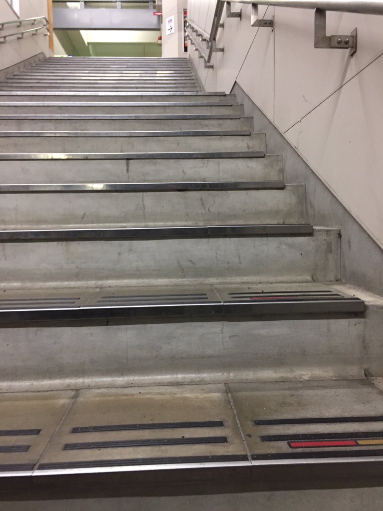 starducktony's tweet photo. ネオバスキングカーの途中経過を見に行くために東京へ向かう
楽器などの配置も少し見れたらと思い40kgぐらいの荷物を持っていっているのだが、途中にまさかのエレベーター、エスカレーターなしの鬼階段😭
#アーメン
#godsavethecar https://t.co/PYljKfare2