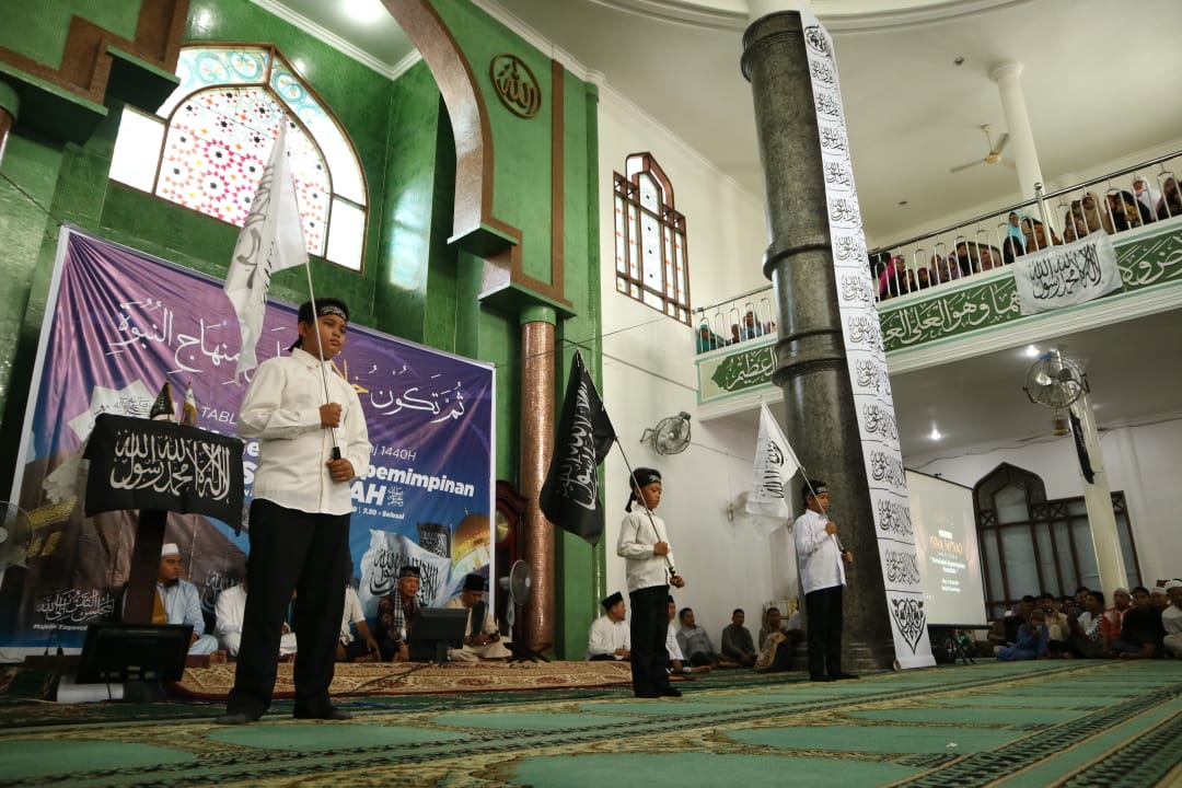 IyusRamli's tweet photo. Berbagai upaya pemurtadan pun dapat dihentikan. Itulah sikap pemimpin Islam binaan Rasulullah SAW. Berbeda dengan itu, pemimpin kaum Muslim sekarang tidak membentengi akidah umat.
#IndonesiaRinduKhilafah . #RinduPemimpinJujurDanAdil
#C1ZA https://t.co/QUq29lH1ID