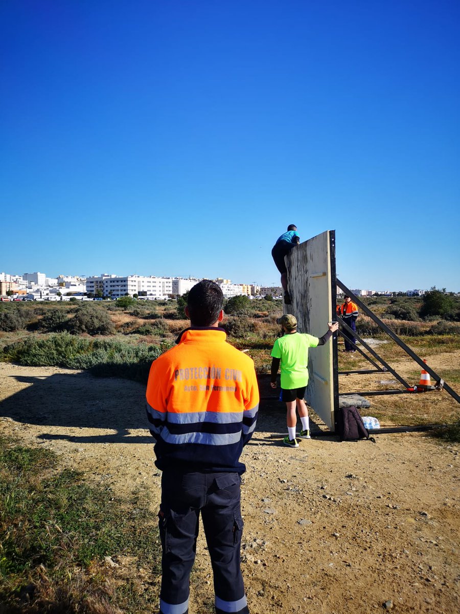 sanfernandopc's tweet photo. Ayer por segundo año colaboramos con la organización para cubrir parte del terreno en la Basilisk Wild Race, por los senderos y marismas del Carrascón. Hemos contado con 15 voluntarios, un vehículo tipo ATV y 5 camillas para posibles extracciones por el fango. #Proteccioncivil https://t.co/6K03WrufsF
