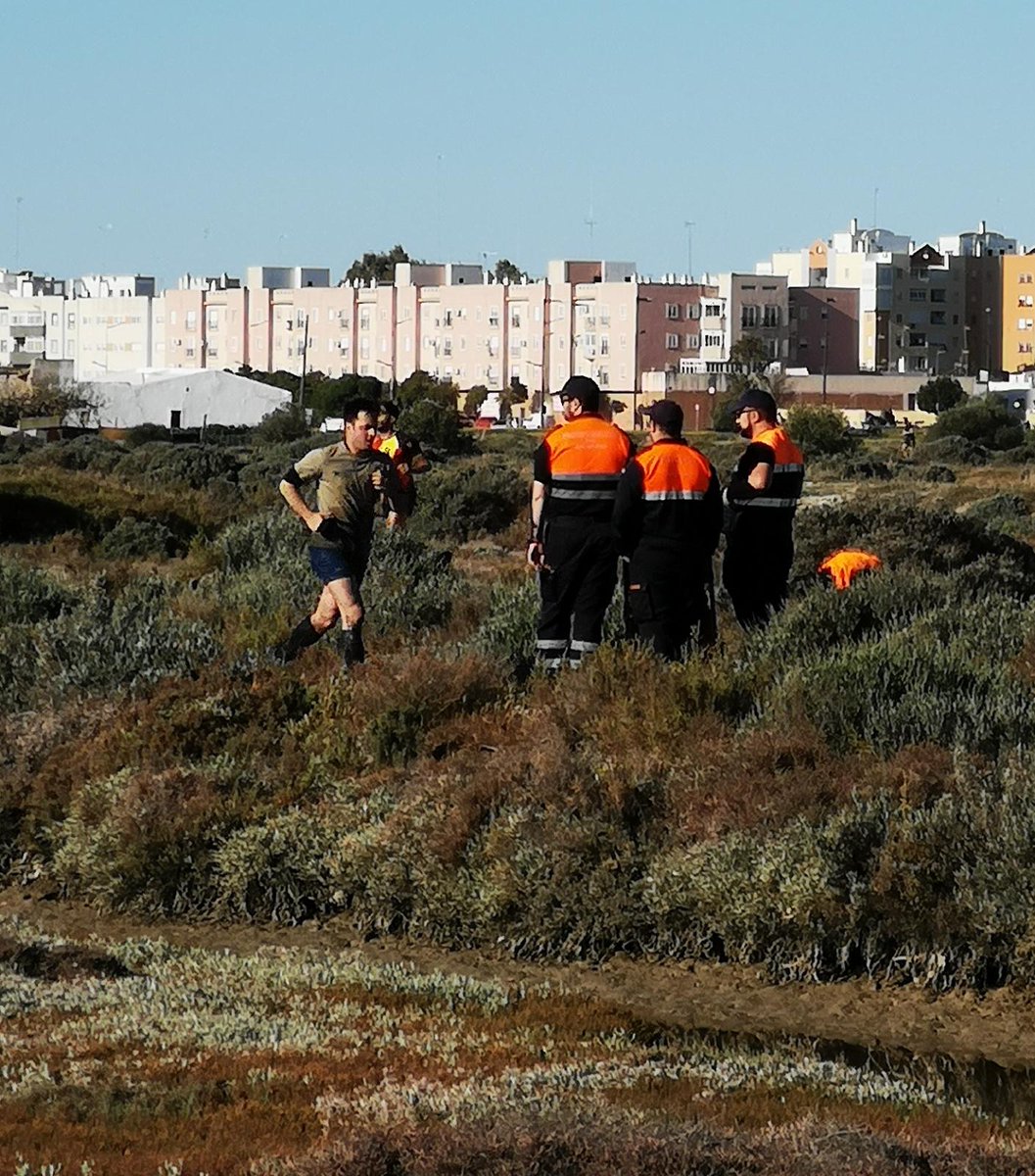 sanfernandopc's tweet photo. Ayer por segundo año colaboramos con la organización para cubrir parte del terreno en la Basilisk Wild Race, por los senderos y marismas del Carrascón. Hemos contado con 15 voluntarios, un vehículo tipo ATV y 5 camillas para posibles extracciones por el fango. #Proteccioncivil https://t.co/6K03WrufsF