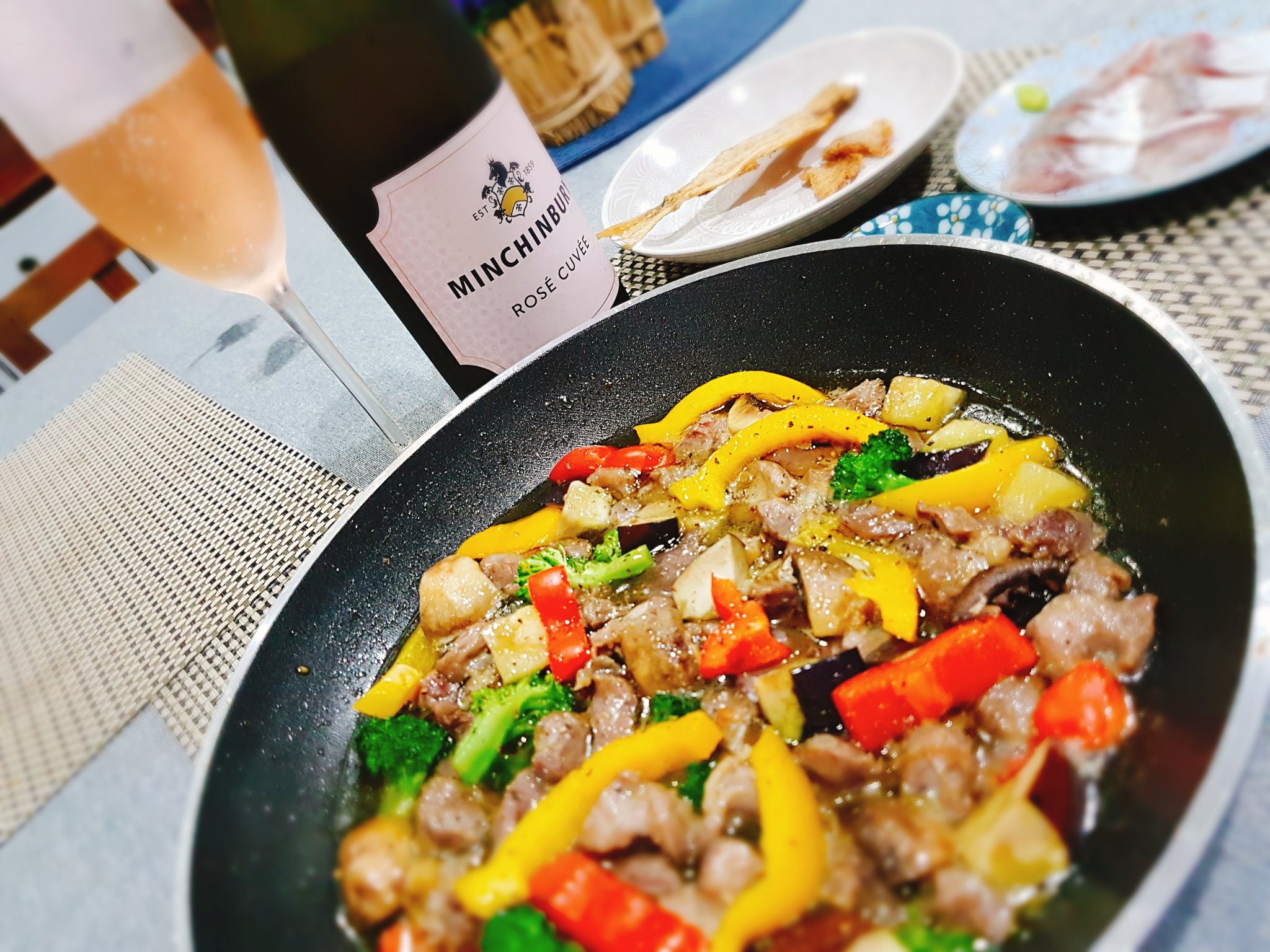 Twitter এ こしげ なみへい 昨夜の晩酌 砂肝のアヒージョと 実は木曜日の試写会の後の反省会 飲み会 の後に釣りに行って 一匹しか釣れなかった鯵を捌いて お刺身と骨せんべい やっぱり鯵美味ぇ スパークリングワインも空きました ლ ڡ ლ T Co