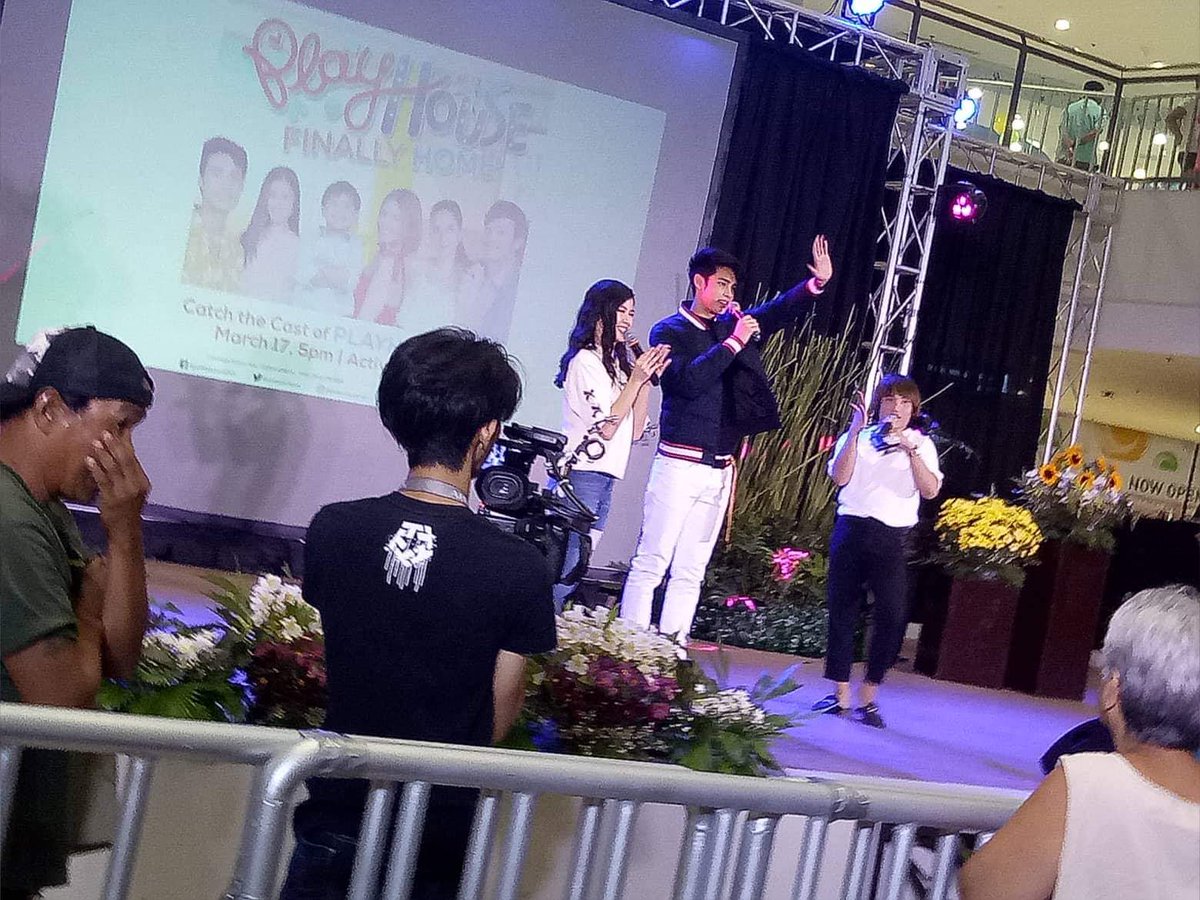 Steph__0914's tweet photo. DonKiss mga kababayan :)

#PlayHouseGrandFansDay 
@KissesDelavin https://t.co/EMSCRIqvlQ