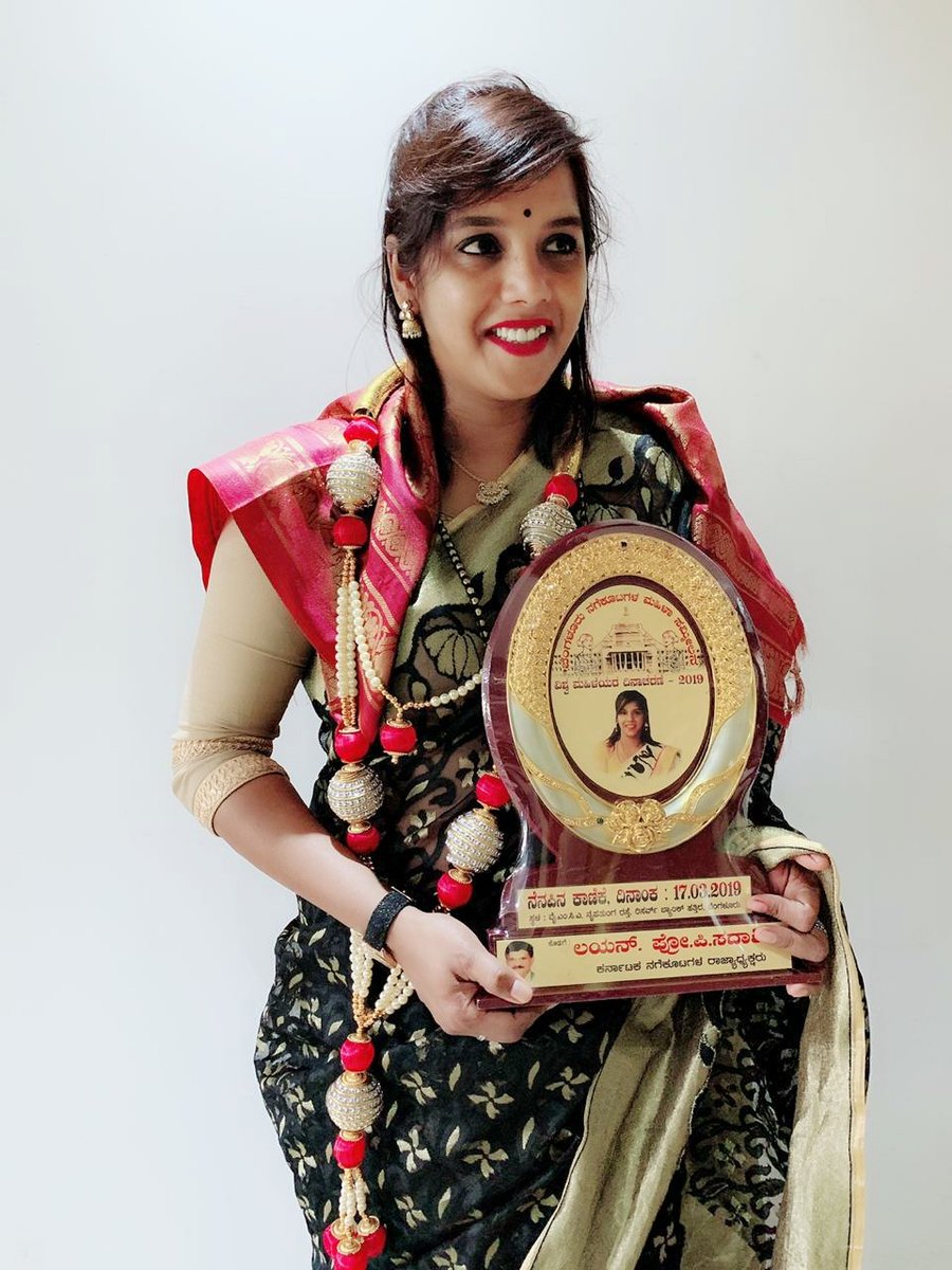 Gulaaabi's tweet photo. Today, I was honoured by Bangalore laughter club on account of Women's Day. It gave me immense pleasure to receive this award by Mr.Lion Sadashiv 🙏🙏 https://t.co/yMhJKmUP0b
