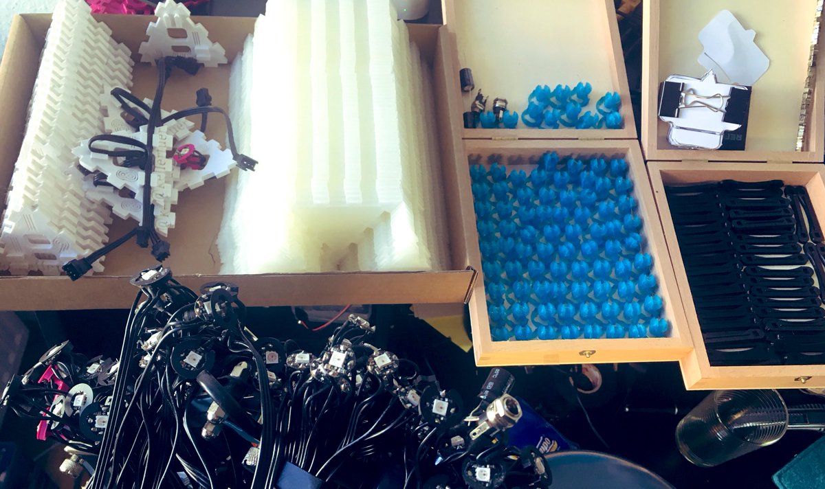 stackenlichten's tweet photo. #Knolling bis der Drucker wieder geht. https://t.co/gxafEqibpi