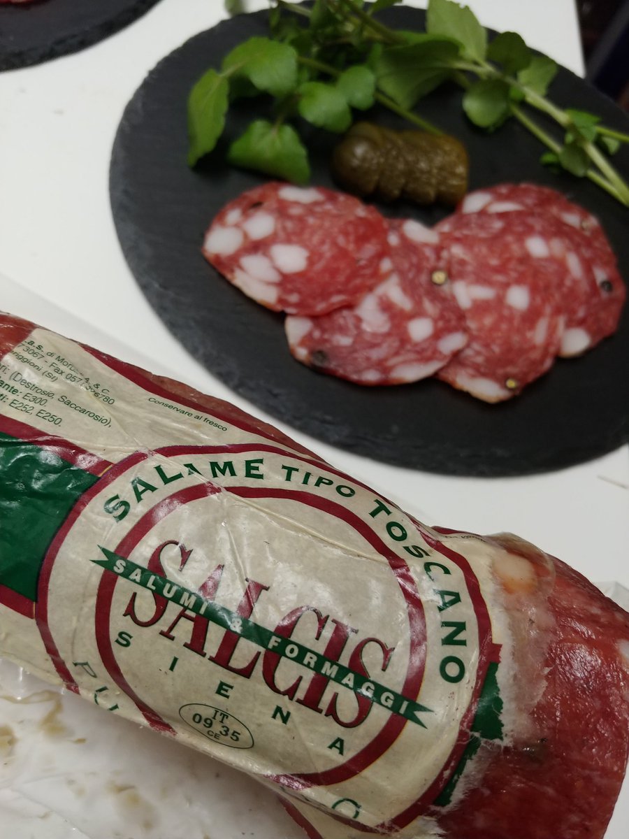 Bar Wakasaki No Twitter お客さんからいただいたトスカーナのサラミがディ モールト 非常に 美味い うますぎてふりかけがほしいやあ T Co Kcdojik8z5 Twitter