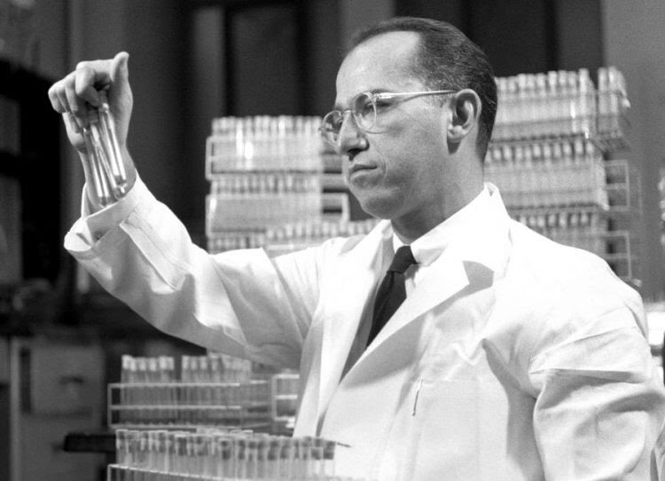 1954’de çocuk felci aşısını geliştiren bilim insanı, Jonas Salk

Buluşunu bilinçli olarak patentle tescil etmedi.
Etseydi, tahminlere göre 7 milyar$ kazanacaktı.

Nedeni sorulduğunda, cevabı:

“İnsanlığa ait; patenti yok diyebilirim.
Güneşi patentleyebilir misiniz?”

1995’te öldü