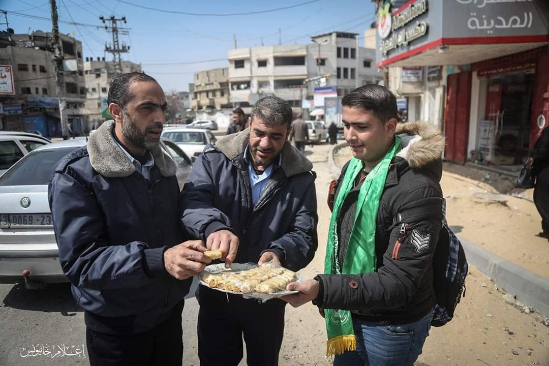 IsraelPersian's tweet photo. بی شرمانه و تهوع‌آور: پخش شیرینی توسط اعضای حماس در پی حمله تروریستی امروز و کشته شدن دو اسرائیلی. https://t.co/3Wqq9N5pTT